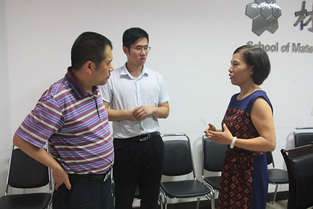 李向梅老師與企業代表交流